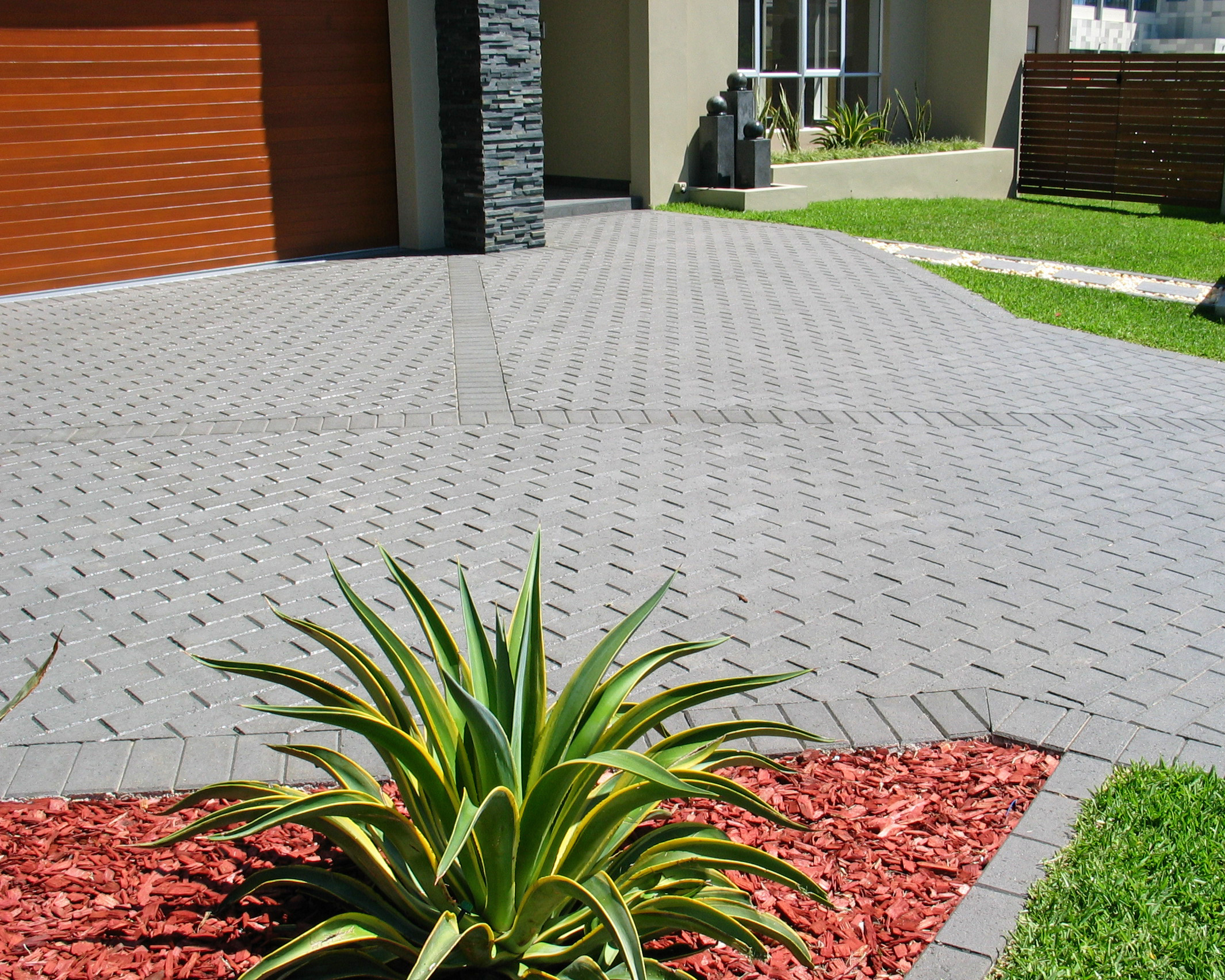 https://apcmtbarker.com.au/wp-content/uploads/sites/8/2021/06/Havenbrick-Driveway-Pavers-200-x-100.jpg